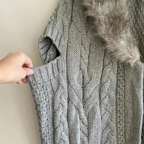 NORDSTROM Oversized Chunky Knit Faux Fur Collar Sweater, Sweater Cape, OS - Picture 3 of 12